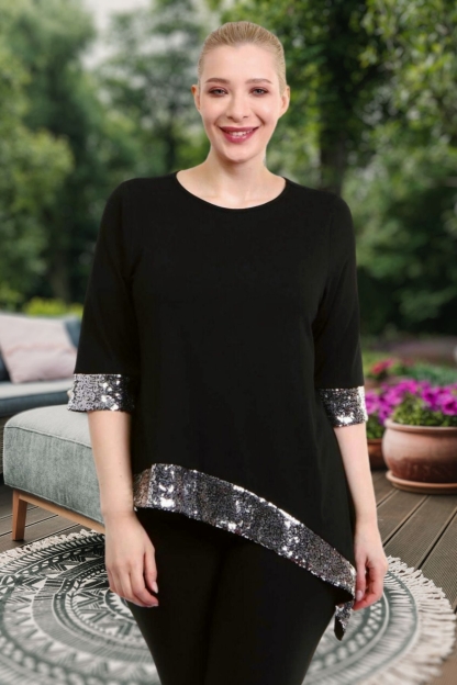 Μαύρη ασύμμετρη μπλούζα με ασημί παγιέτες στο τελείωμα και στις μανσέτες