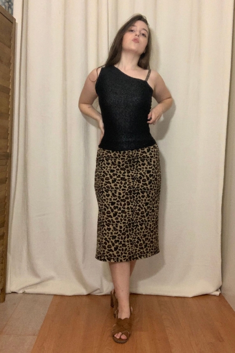 Μαύρη Ασύμμετρη Μπλούζα Με Χρυσές Παγιέτες στο τελείωμα και στις μανσέτες