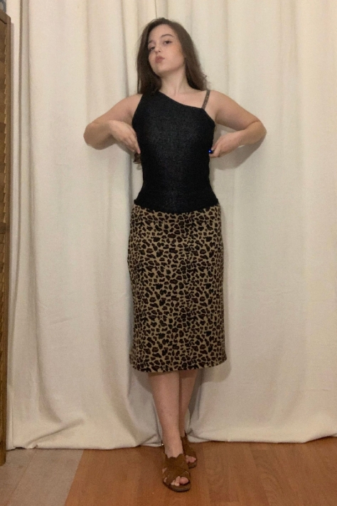 Μαύρη Ασύμμετρη Μπλούζα Με Χρυσές Παγιέτες στο τελείωμα και στις μανσέτες