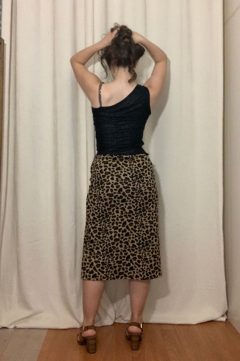 Μαύρη Ασύμμετρη Μπλούζα Με Χρυσές Παγιέτες στο τελείωμα και στις μανσέτες