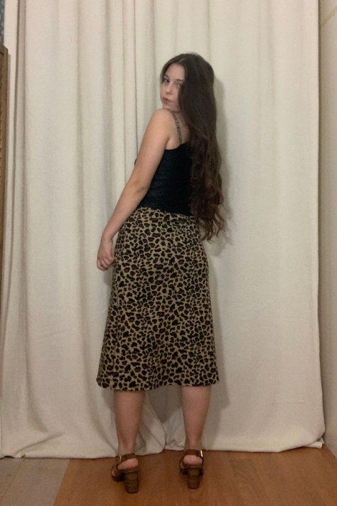 Μαύρη Ασύμμετρη Μπλούζα Με Χρυσές Παγιέτες στο τελείωμα και στις μανσέτες