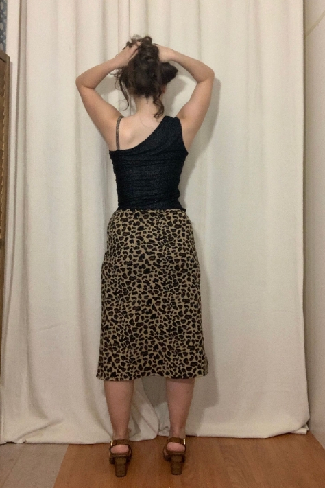 Μαύρη Ασύμμετρη Μπλούζα Με Χρυσές Παγιέτες στο τελείωμα και στις μανσέτες