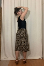 Μαύρη Ασύμμετρη Μπλούζα Με Χρυσές Παγιέτες στο τελείωμα και στις μανσέτες