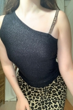 Μαύρη Ασύμμετρη Μπλούζα Με Χρυσές Παγιέτες στο τελείωμα και στις μανσέτες