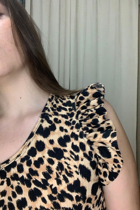 Εμπριμέ γυναικείο midi φόρεμα από ανάγλυφο ελαστικό ύφασμα