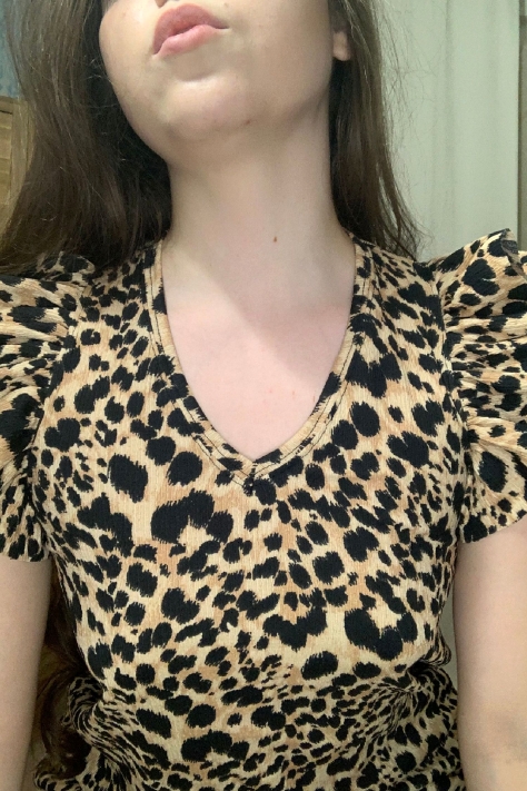 Εμπριμέ γυναικείο midi φόρεμα από ανάγλυφο ελαστικό ύφασμα