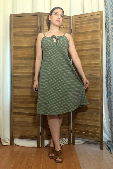 Εμπριμέ γυναικείο καλοκαιρινό φόρεμα με τιράντες από πικέ ύφασμα