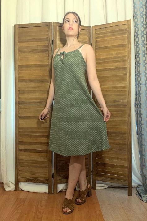 Εμπριμέ γυναικείο καλοκαιρινό φόρεμα με τιράντες από πικέ ύφασμα