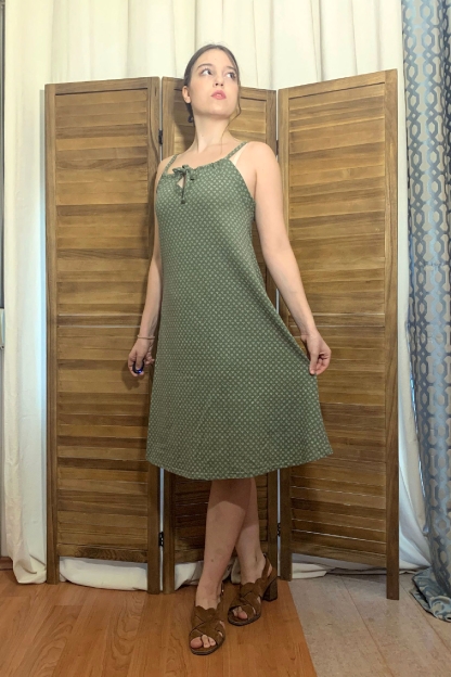 Εμπριμέ γυναικείο καλοκαιρινό φόρεμα με τιράντες από πικέ ύφασμα