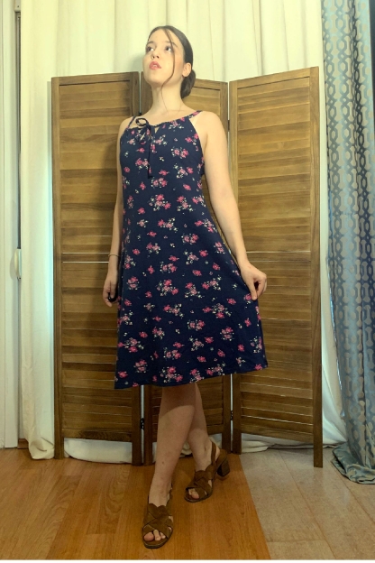 Εμπριμέ γυναικείο καλοκαιρινό φόρεμα με τιράντες από πικέ ύφασμα