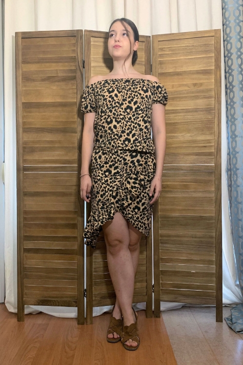 Εμπριμέ γυναικείο midi φόρεμα από ανάγλυφο ελαστικό ύφασμα