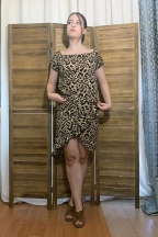 Εμπριμέ γυναικείο midi φόρεμα από ανάγλυφο ελαστικό ύφασμα