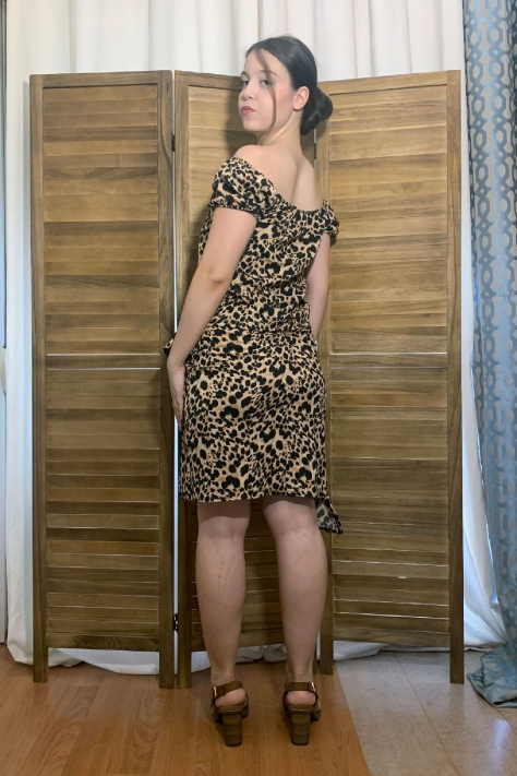 Εμπριμέ γυναικείο midi φόρεμα από ανάγλυφο ελαστικό ύφασμα