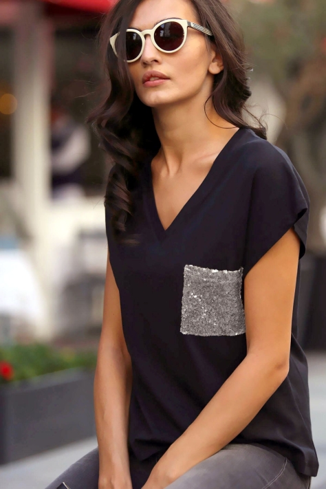 Μαύρη βαμβακερή μπλούζα με ασημί παγιέτα μπροστά