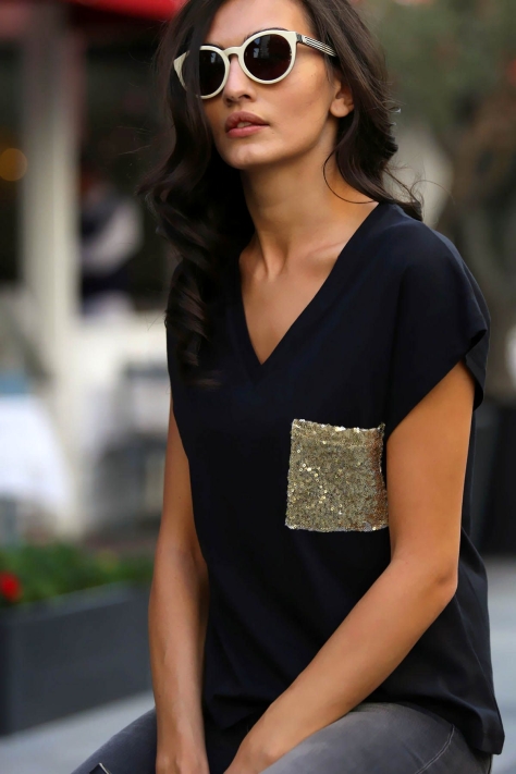 Μαύρη βαμβακερή μπλούζα με χρυσή παγιέτα μπροστινή τσέπη