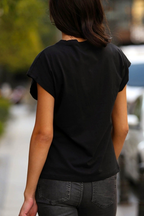 Μαύρη βαμβακερή μπλούζα με ασημί παγιέτα μπροστά